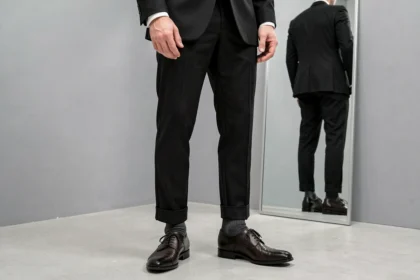 Homme en costume noir avec chaussettes gris charbon et chaussures oxford — vue 3/4 bas du corps